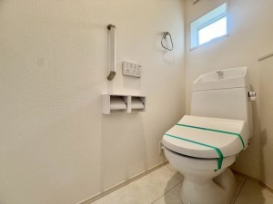 草津市平井、新築一戸建てのトイレ画像です