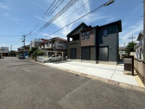 草津市平井、新築一戸建ての前面道路を含む現地写真画像です