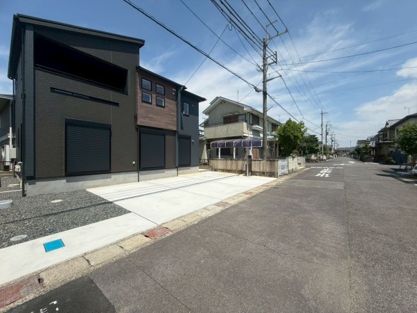 草津市平井、新築一戸建ての前面道路を含む現地写真画像です