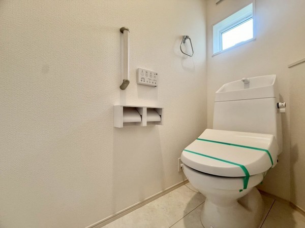 草津市平井、新築一戸建てのトイレ画像です