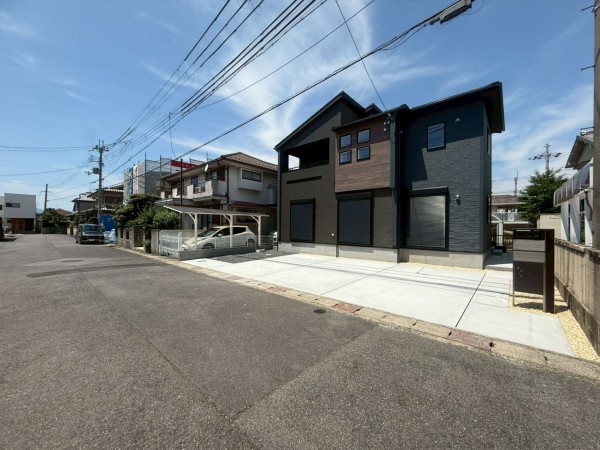 草津市平井、新築一戸建ての前面道路を含む現地写真画像です