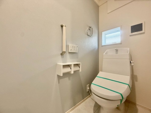 草津市平井、新築一戸建てのトイレ画像です