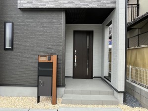 草津市木川町、新築一戸建ての玄関画像です