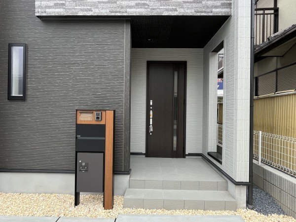 草津市木川町、新築一戸建ての玄関画像です