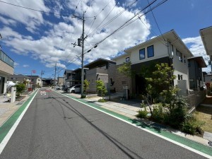 草津市南草津プリムタウン、中古一戸建ての前面道路を含む現地写真画像です
