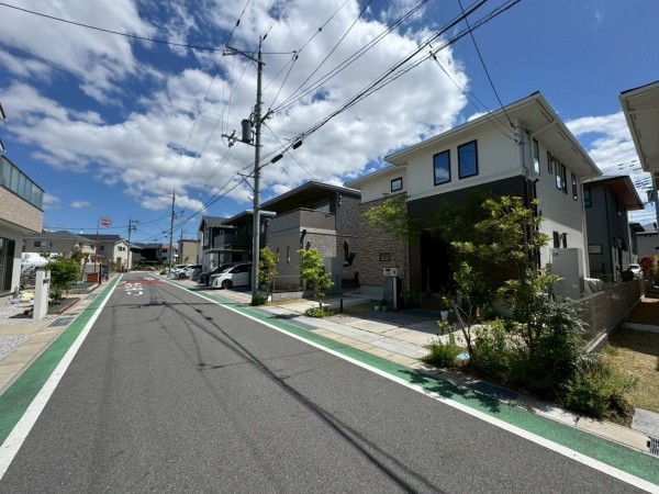 草津市南草津プリムタウン、中古一戸建ての前面道路を含む現地写真画像です