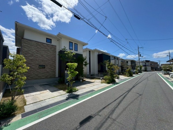 草津市南草津プリムタウン、中古一戸建ての前面道路を含む現地写真画像です