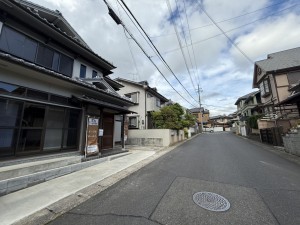 大津市野郷原、中古一戸建ての前面道路を含む現地写真画像です