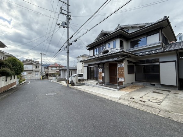 大津市野郷原、中古一戸建ての前面道路を含む現地写真画像です