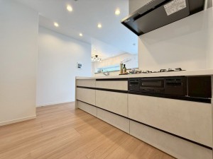 草津市矢橋町、マンションのキッチン画像です