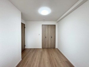 草津市矢橋町、マンションの寝室画像です