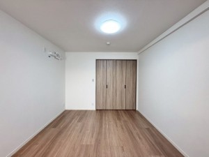 草津市矢橋町、マンションの寝室画像です
