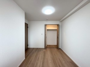 草津市矢橋町、マンションの寝室画像です