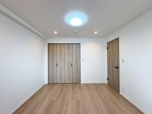 草津市矢橋町、マンションの寝室画像です