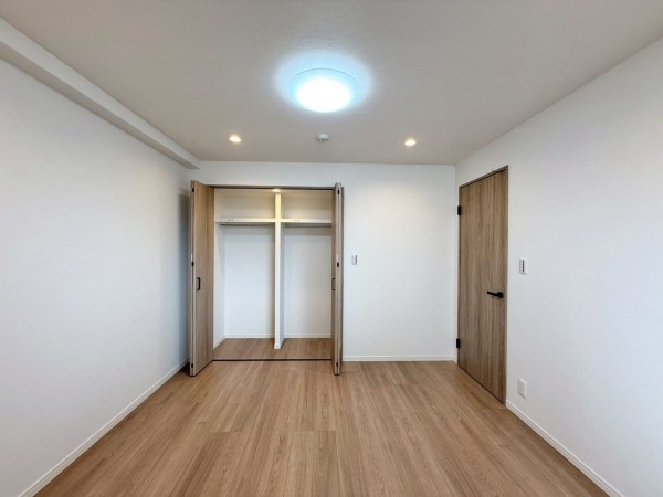 草津市矢橋町、マンションの寝室画像です