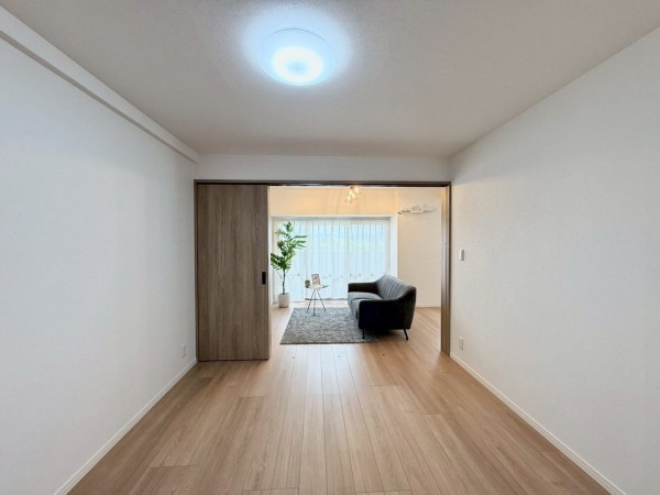 草津市矢橋町、マンションの居間画像です
