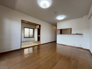 大津市茶が崎、マンションの居間画像です