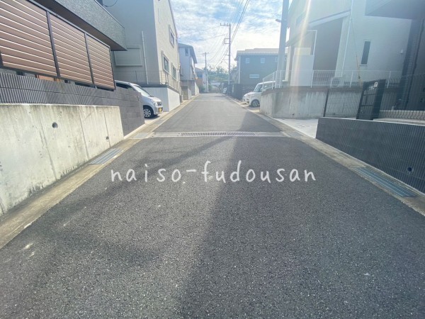 横須賀市根岸町、中古一戸建ての前面道路を含む現地写真画像です