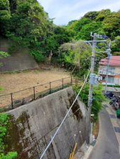 横須賀市三春町、土地の前面道路を含む現地写真画像です