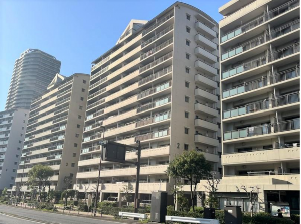 横須賀市東逸見町、マンションの外観画像です