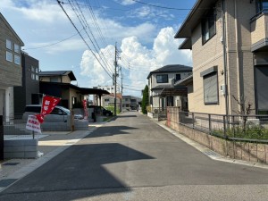 一宮市伝法寺、中古一戸建ての前面道路を含む現地写真画像です