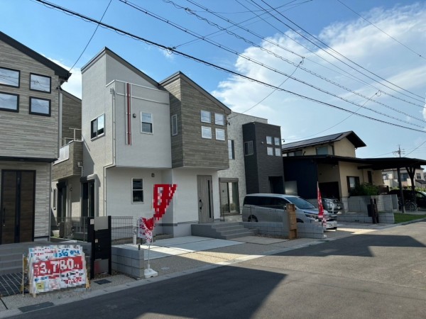 一宮市伝法寺、中古一戸建ての前面道路を含む現地写真画像です