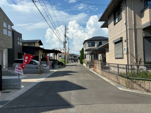 一宮市伝法寺、中古一戸建ての前面道路を含む現地写真画像です