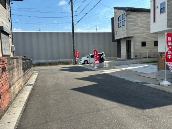 一宮市伝法寺、中古一戸建ての前面道路を含む現地写真画像です