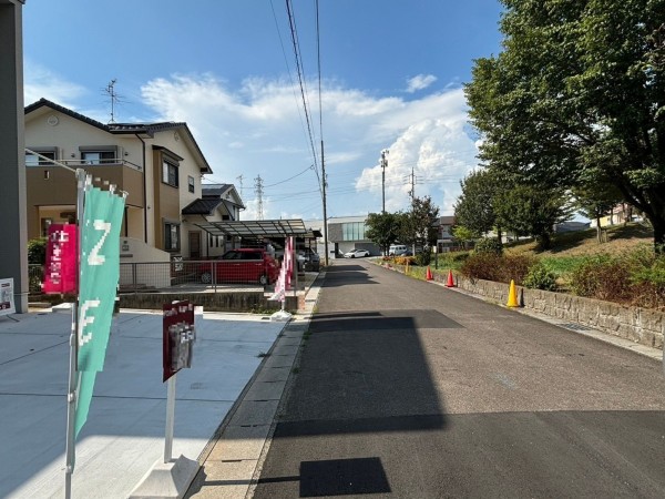 一宮市伝法寺、新築一戸建ての前面道路を含む現地写真画像です