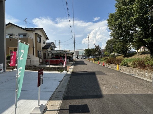 一宮市伝法寺、新築一戸建ての前面道路を含む現地写真画像です