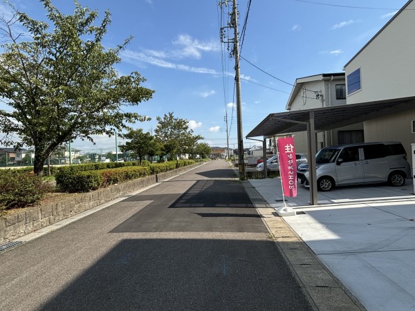 一宮市伝法寺、新築一戸建ての前面道路を含む現地写真画像です
