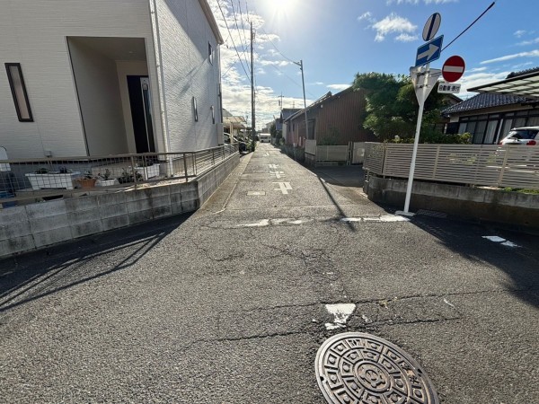 一宮市多加木、新築一戸建ての前面道路を含む現地写真画像です
