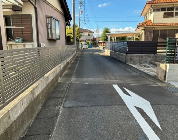 一宮市多加木、新築一戸建ての前面道路を含む現地写真画像です