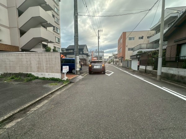 一宮市泉、土地の前面道路を含む現地写真画像です