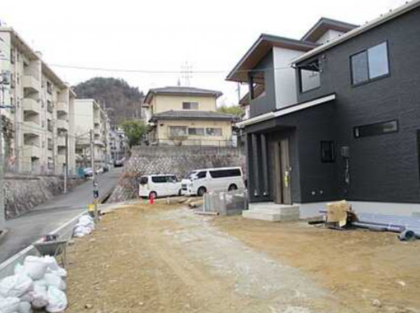 広島市西区新庄町、新築一戸建ての前面道路を含む現地写真画像です
