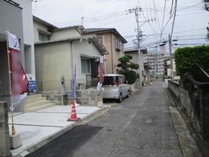 広島市西区草津南、新築一戸建ての前面道路を含む現地写真画像です