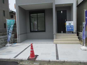 広島市西区草津南、新築一戸建ての駐車場画像です
