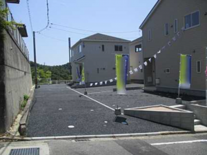 広島市西区己斐大迫、新築一戸建ての前面道路を含む現地写真画像です