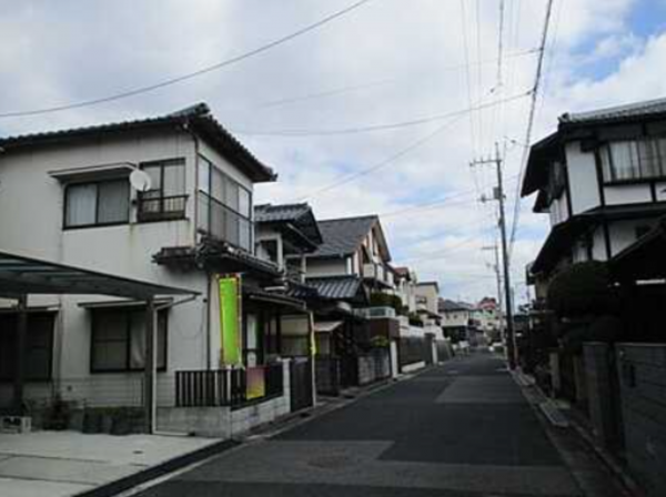 広島市西区井口台、中古一戸建ての前面道路を含む現地写真画像です
