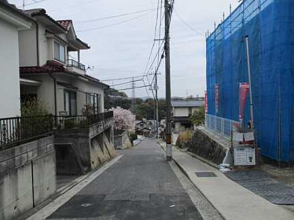 広島市西区己斐上、新築一戸建ての前面道路を含む現地写真画像です