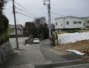 広島市西区草津梅が台、土地の前面道路を含む現地写真画像です