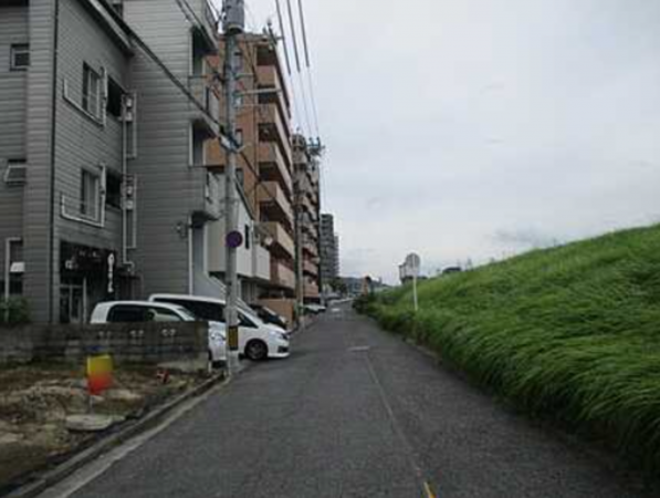 広島市西区己斐本町、土地の前面道路を含む現地写真画像です