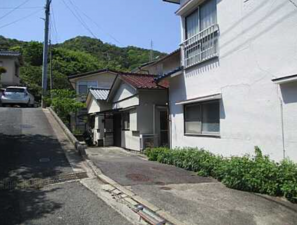 広島市西区高須、中古一戸建ての前面道路を含む現地写真画像です