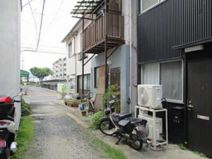 広島市西区観音新町、中古一戸建ての前面道路を含む現地写真画像です