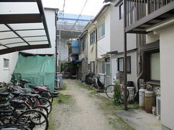 広島市西区観音新町、中古一戸建ての前面道路を含む現地写真画像です
