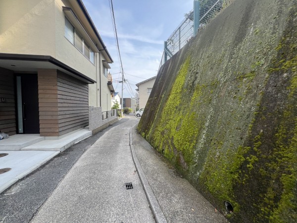 広島市西区己斐中、土地の前面道路を含む現地写真画像です