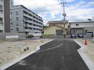 広島市西区庚午中、新築一戸建ての前面道路を含む現地写真画像です