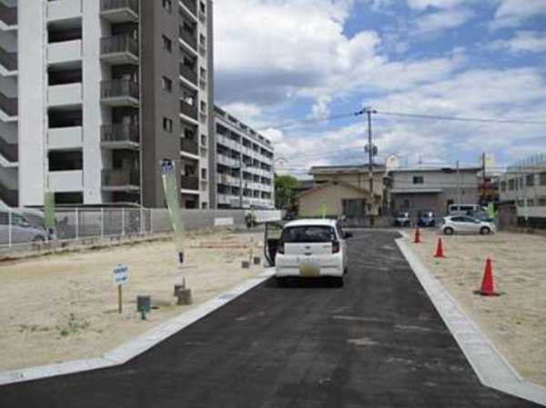 広島市西区庚午中、新築一戸建ての前面道路を含む現地写真画像です