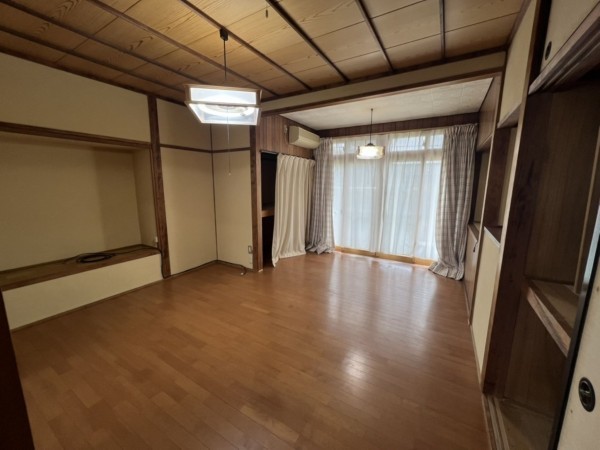 茅野市玉川、中古一戸建ての居間画像です
