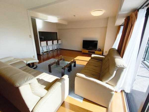 諏訪市、マンションの画像です